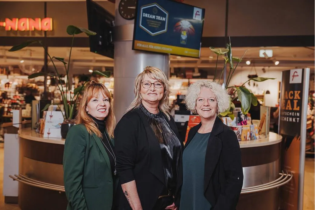 Mitarbeiterinnen der Center-Information im famila Einkaufsland Oldenburg mit freundlichem Service