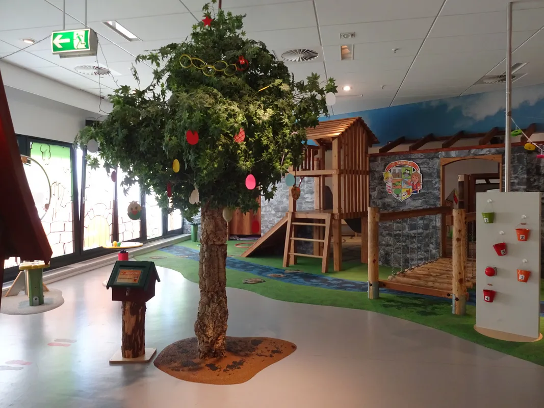 Indoor-Spielbaum im Högendörp – kreativer Erlebnisraum mit Spielstationen und Dekoration  