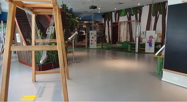 Spielbereich im Högendörp mit Klettergeräten und Themenwelten für Kinder