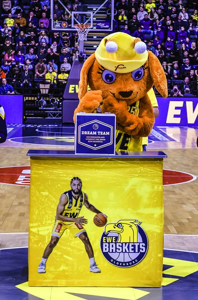 Maskottchen Luna vom Famila Einkaufsland auf dem Spielfeld bei einem Heimspiel der EWE Baskets Oldenburg.