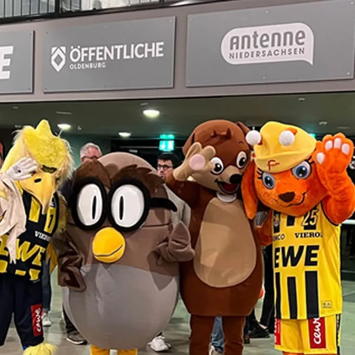 Maskottchen Luna mit anderen Tiermaskottchen beim Event im Einkaufsland Wechloy