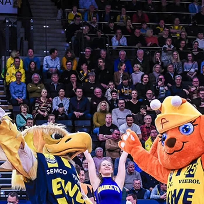 Maskottchen Luna beim EWE Baskets Spiel in der Arena, winkt dem Publikum zu