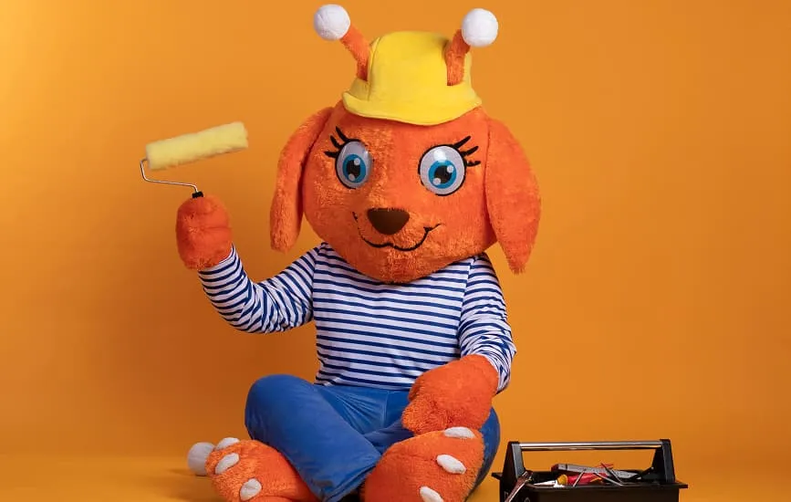 Luna vom Famila Einkaufsland mit Farbrolle – kreative Botschafterin und Teil des Center-Management-Teams.