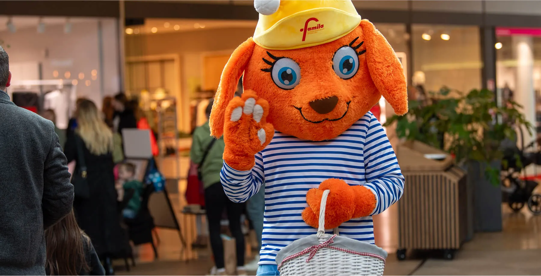 Famila-Maskottchen begrüßt Besucherinnen und Besucher