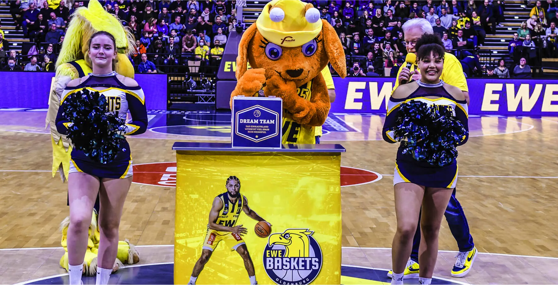 mila-Maskottchen bei EWE Baskets Event in der Arena
