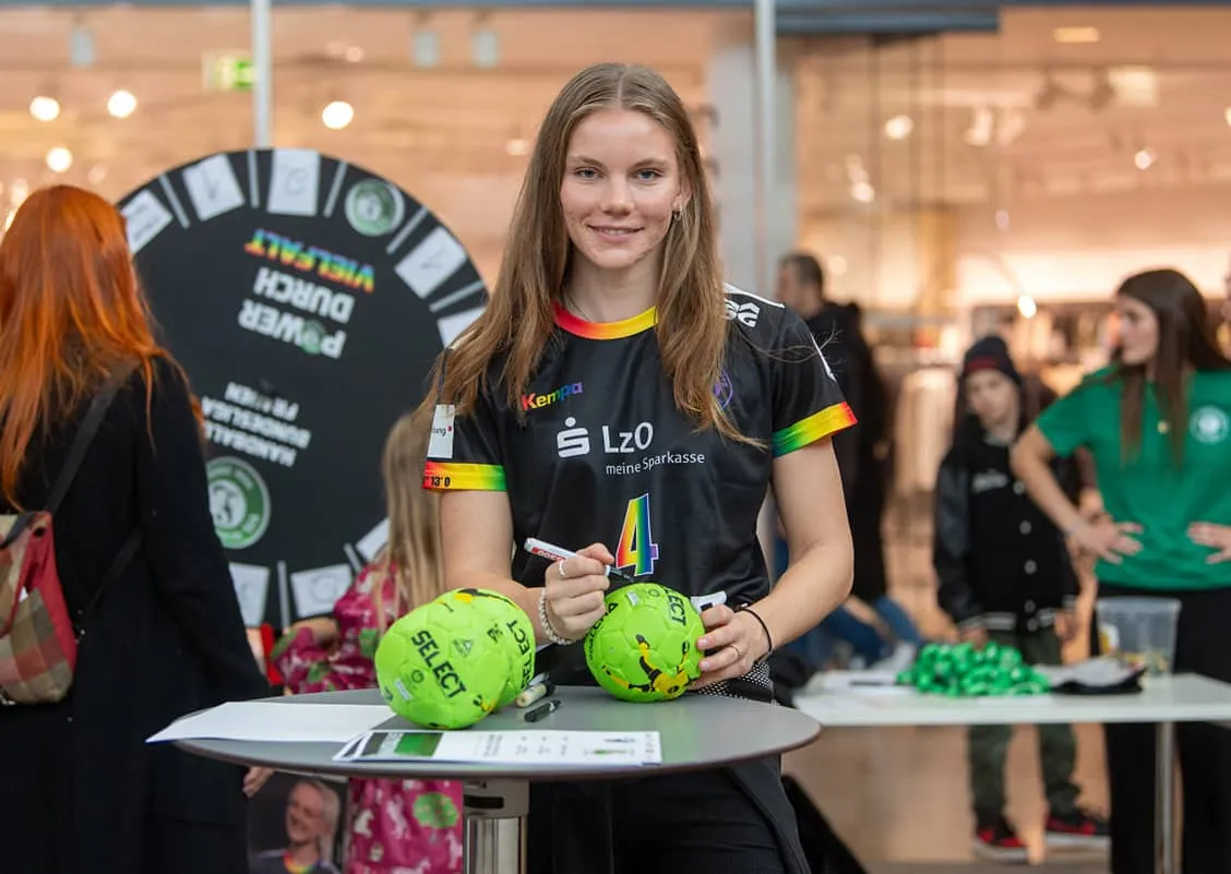Handballspielerin vom VfL Oldenburg beim Meet & Greet im famila Einkaufsland