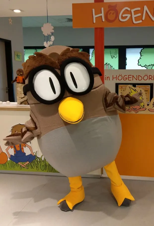 Maskottchen im Högendörp – große Eule mit Brille begrüßt Kinder im famila Einkaufsland Wechloy