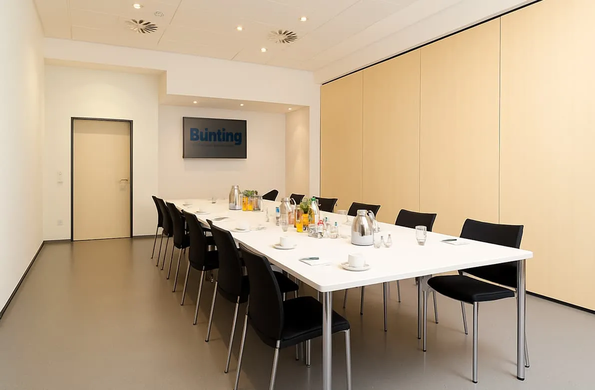 Tagungsraum „Nortmoor“ mit langer Tafel, neutraler Einrichtung und vorbereitetem Konferenztisch