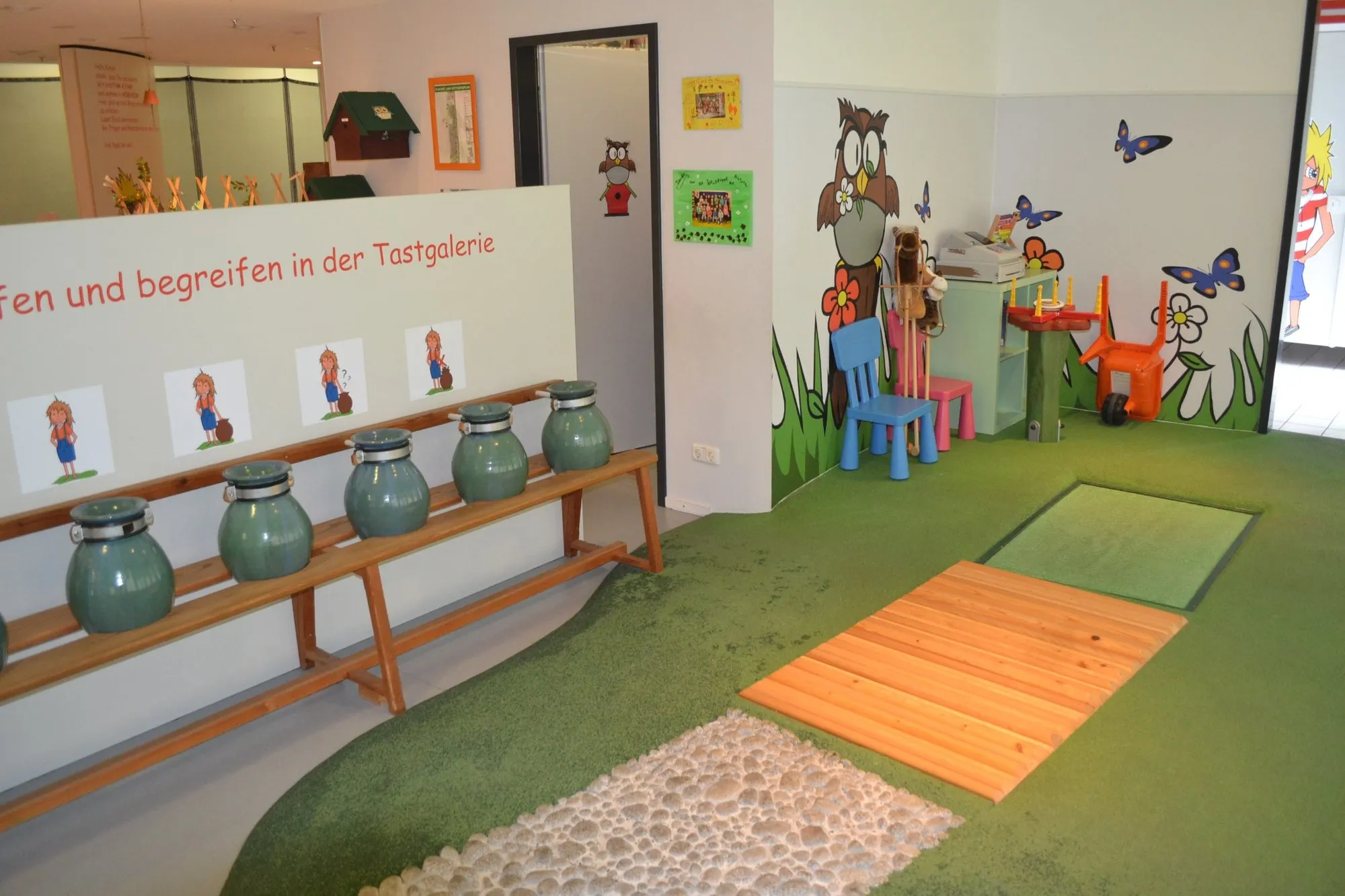 Innenbereich mit Tastsinn-Galerie für Kinder im HÖGENDÖRP Abenteuerland