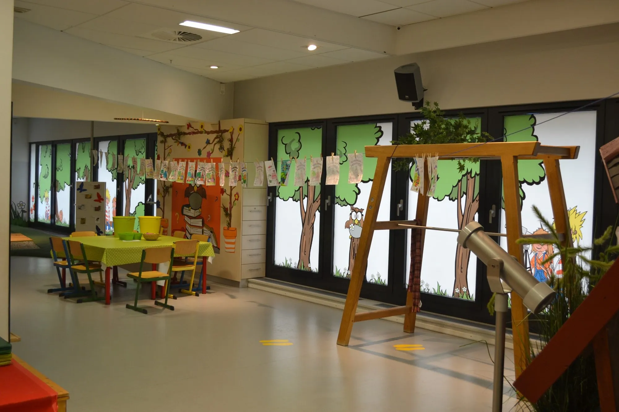 Kreativbereich mit Kindertisch und Fensterbemalung im HÖGENDÖRP Erlebniszentrum