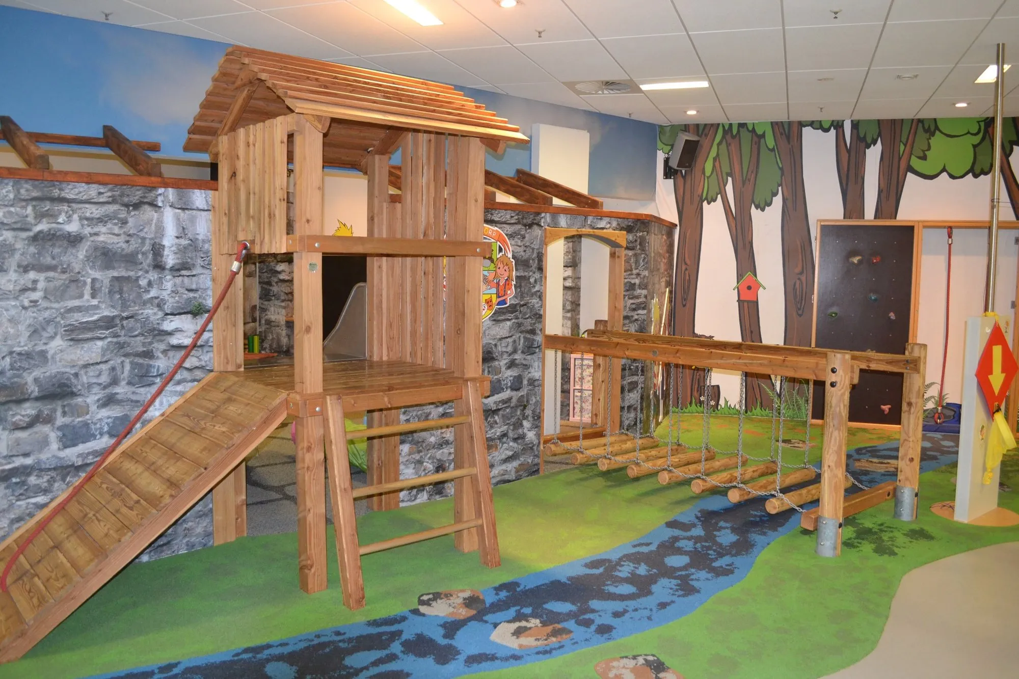 Abenteuer-Spielburg mit Rutsche und Brücke im HÖGENDÖRP Kinderspielbereich