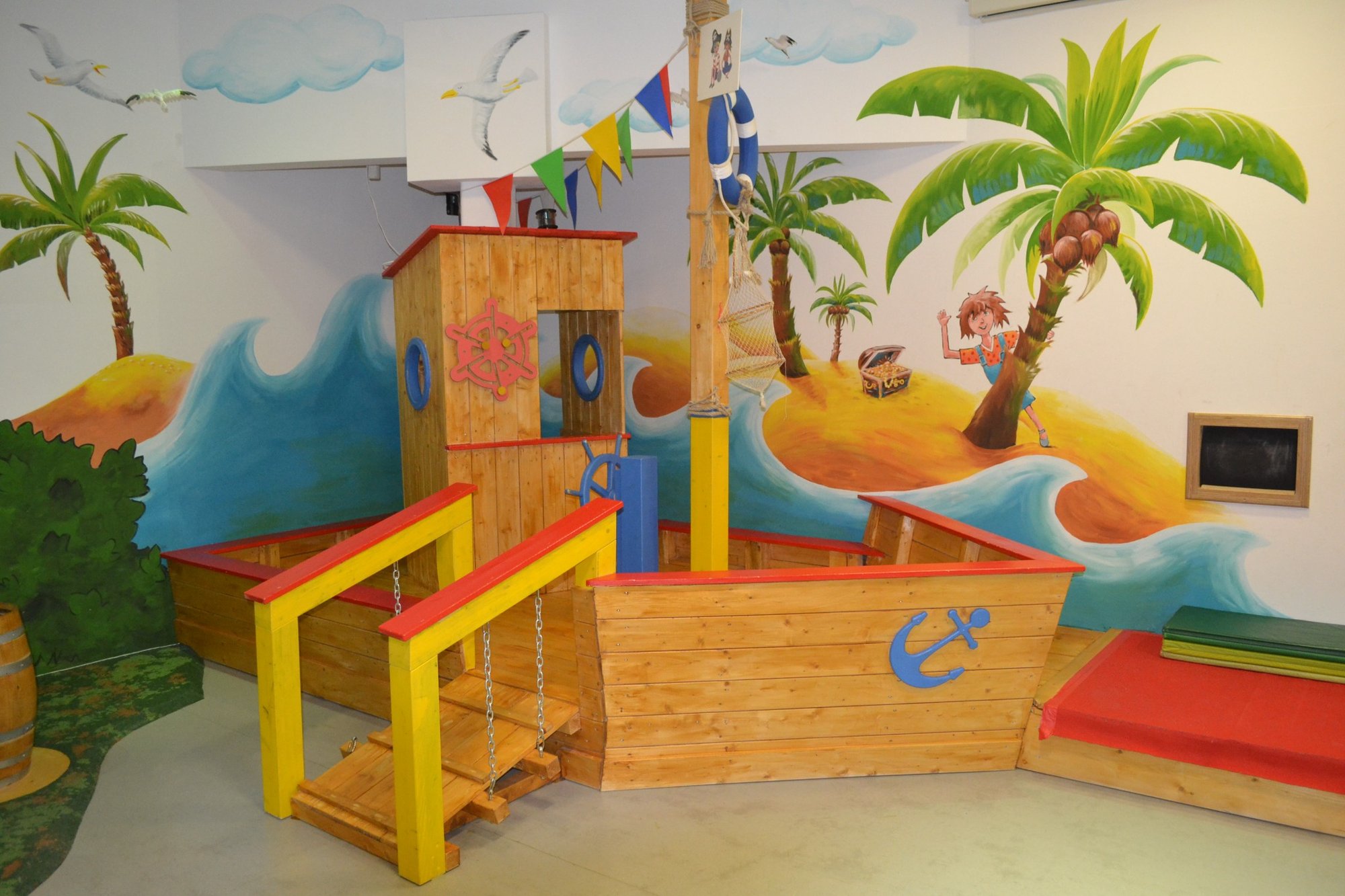 Piraten-Spielschiff mit Wandmalerei im tropischen Design im HÖGENDÖRP Abenteuerland