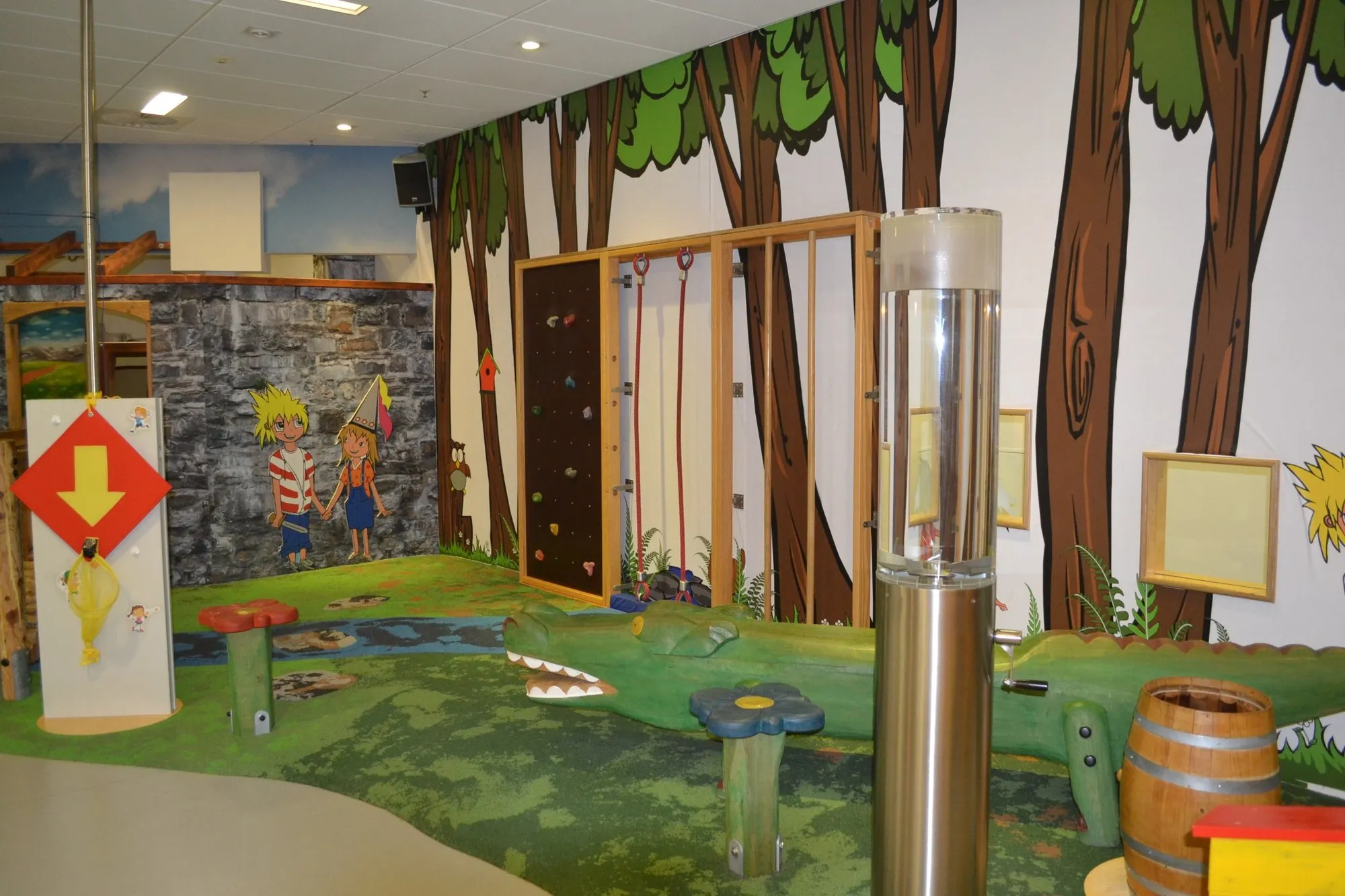 Kletterwand und Waldkulisse mit Krokodil-Spielgerät im HÖGENDÖRP Kinderbereich