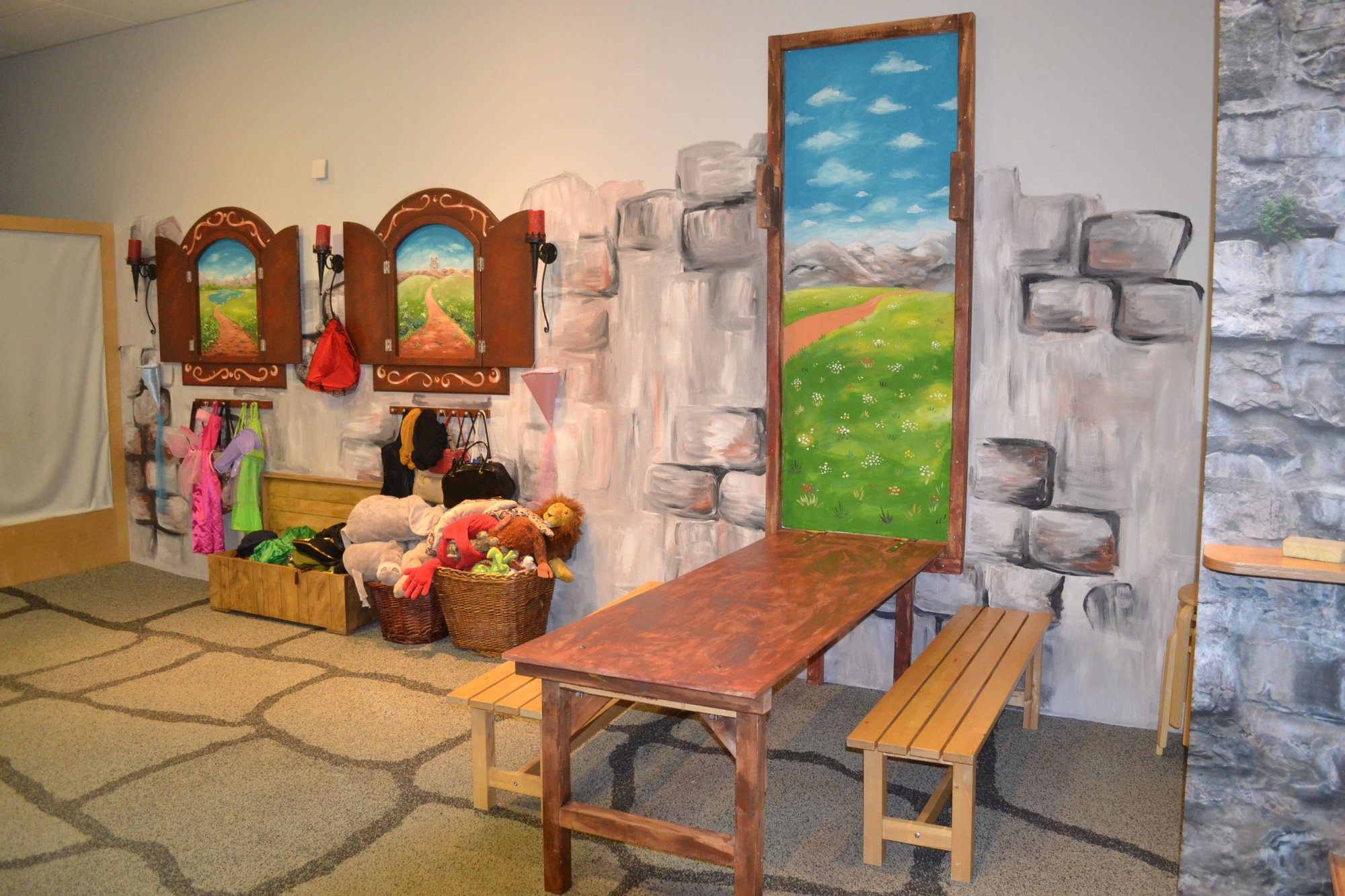 Ritterspielzimmer mit Verkleidungsecke und bemalten Fenstern im HoGendorp