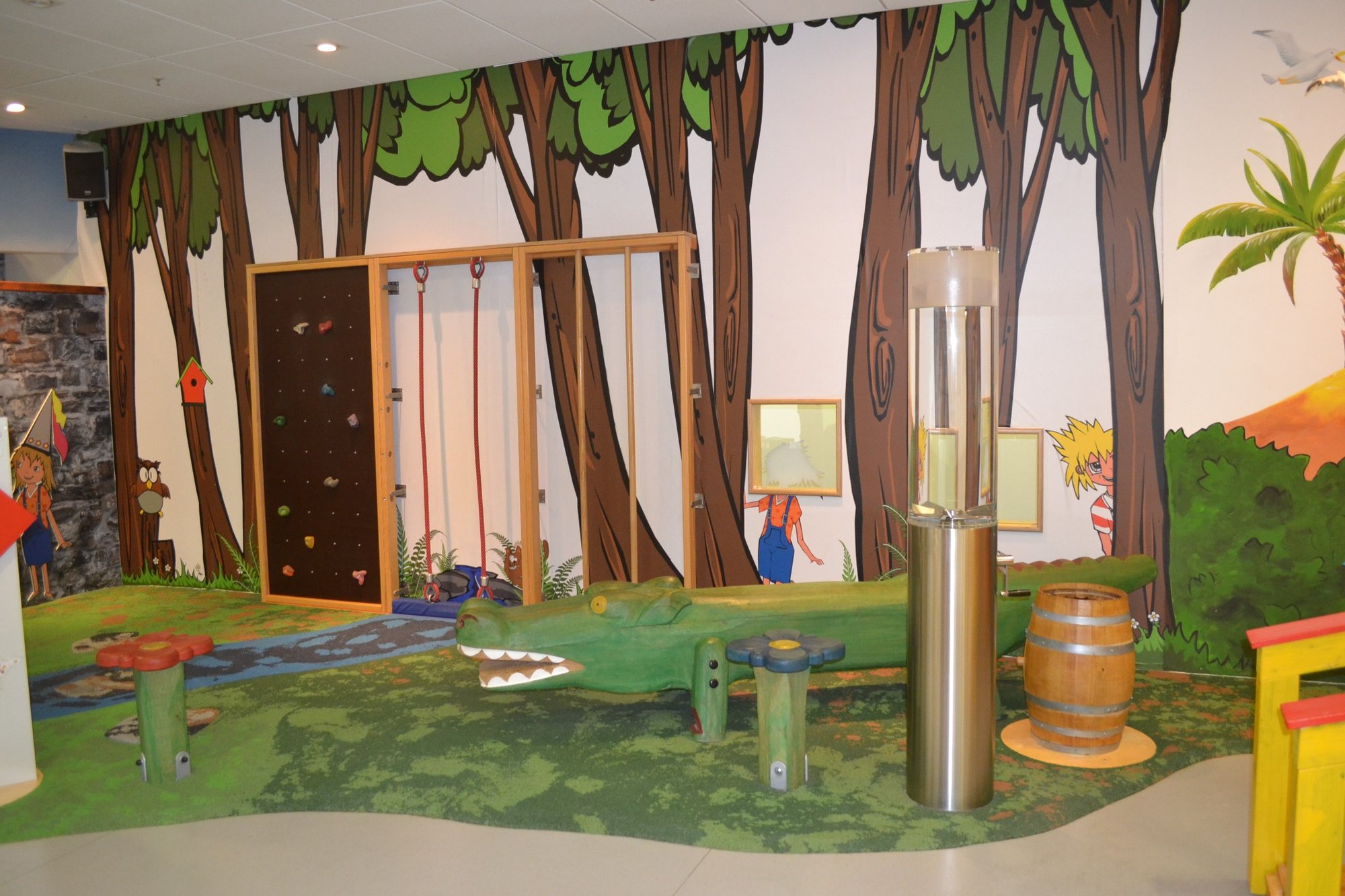 Kletterwand, Krokodil-Spielgerät und Waldkulisse im HoGendorp Abenteuerland