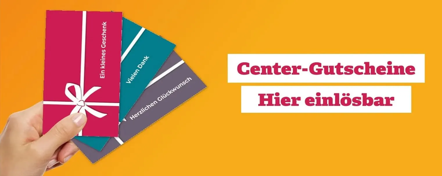 Hand hält mehrere Center-Gutscheine in verschiedenen Farben vor orangefarbenem Hintergrund, daneben steht ‚Center-Gutscheine – Hier einlösbar