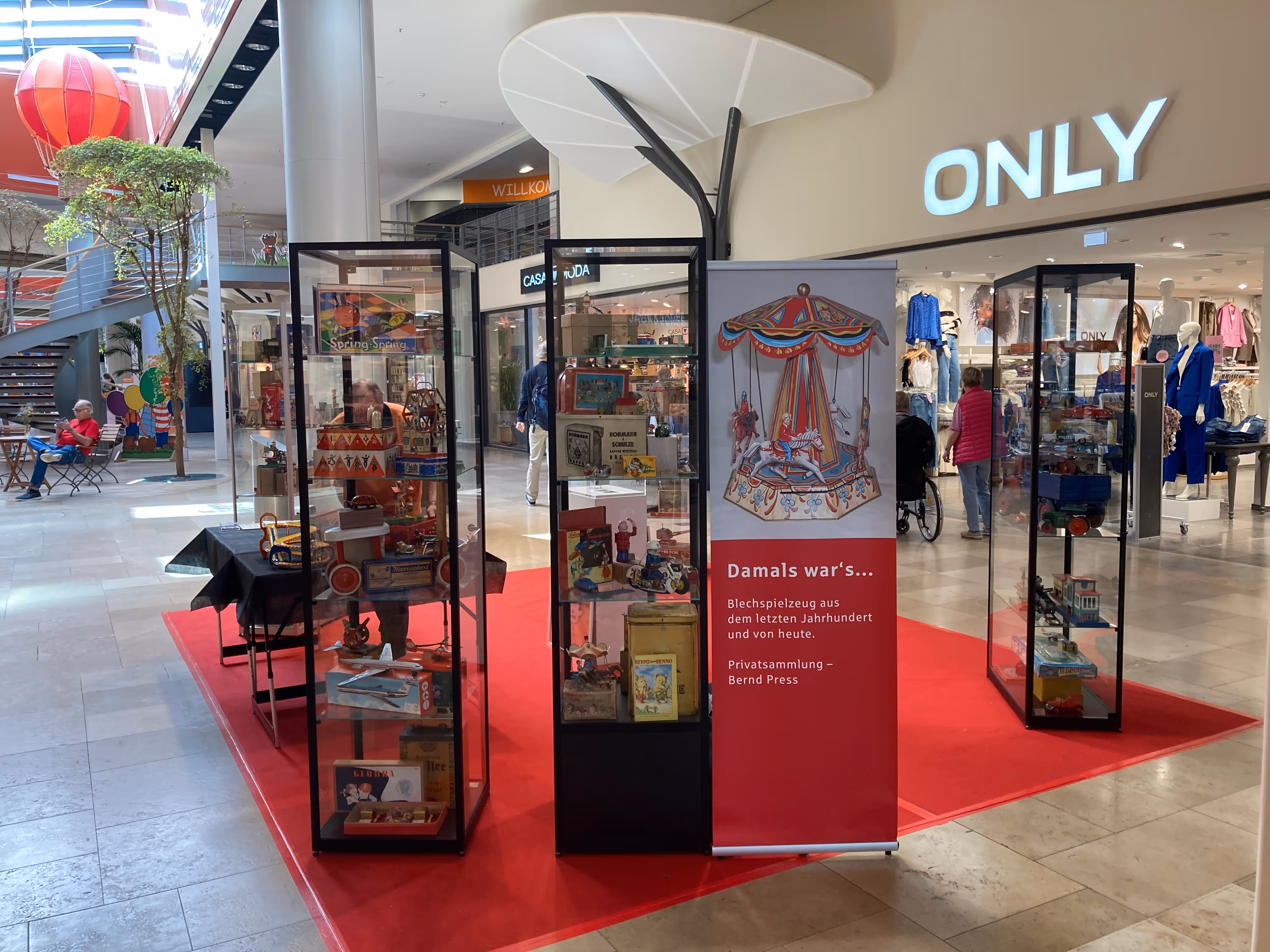 Ausstellung im Center von altem Spielzeug in Vitrinen.