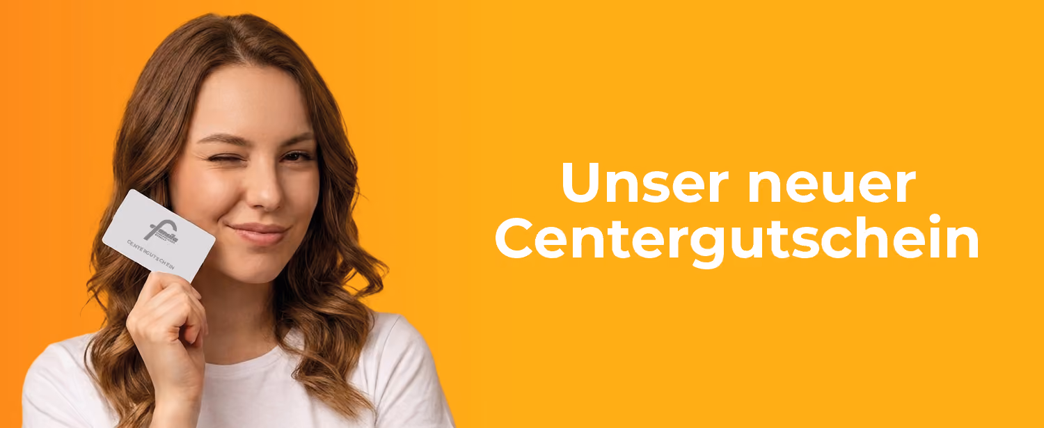 Eine Frau hält den neuen Center-Gutscheine vor orangefarbenem Hintergrund, daneben steht ‚Unser neuer Centergutschein".