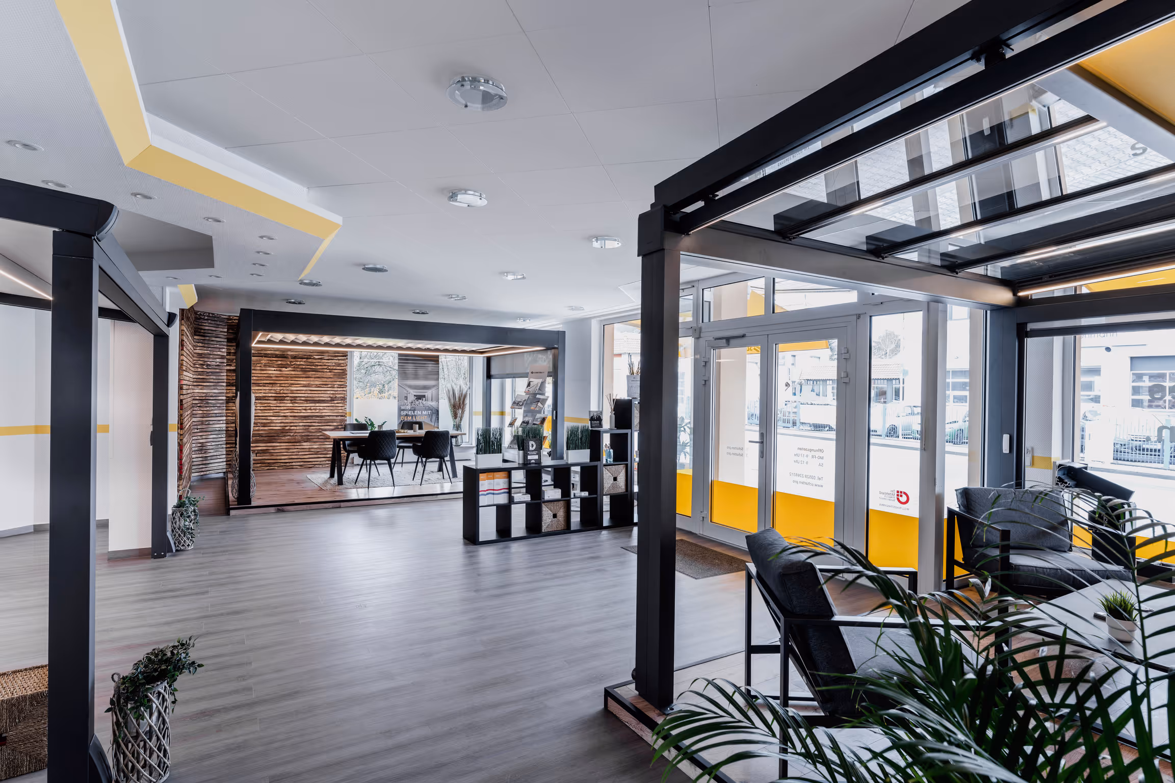 Einblick in den großen Showroom mit verschiedenen Ausstellungsstücken für Terrassenüberdachungen und Pergolen.