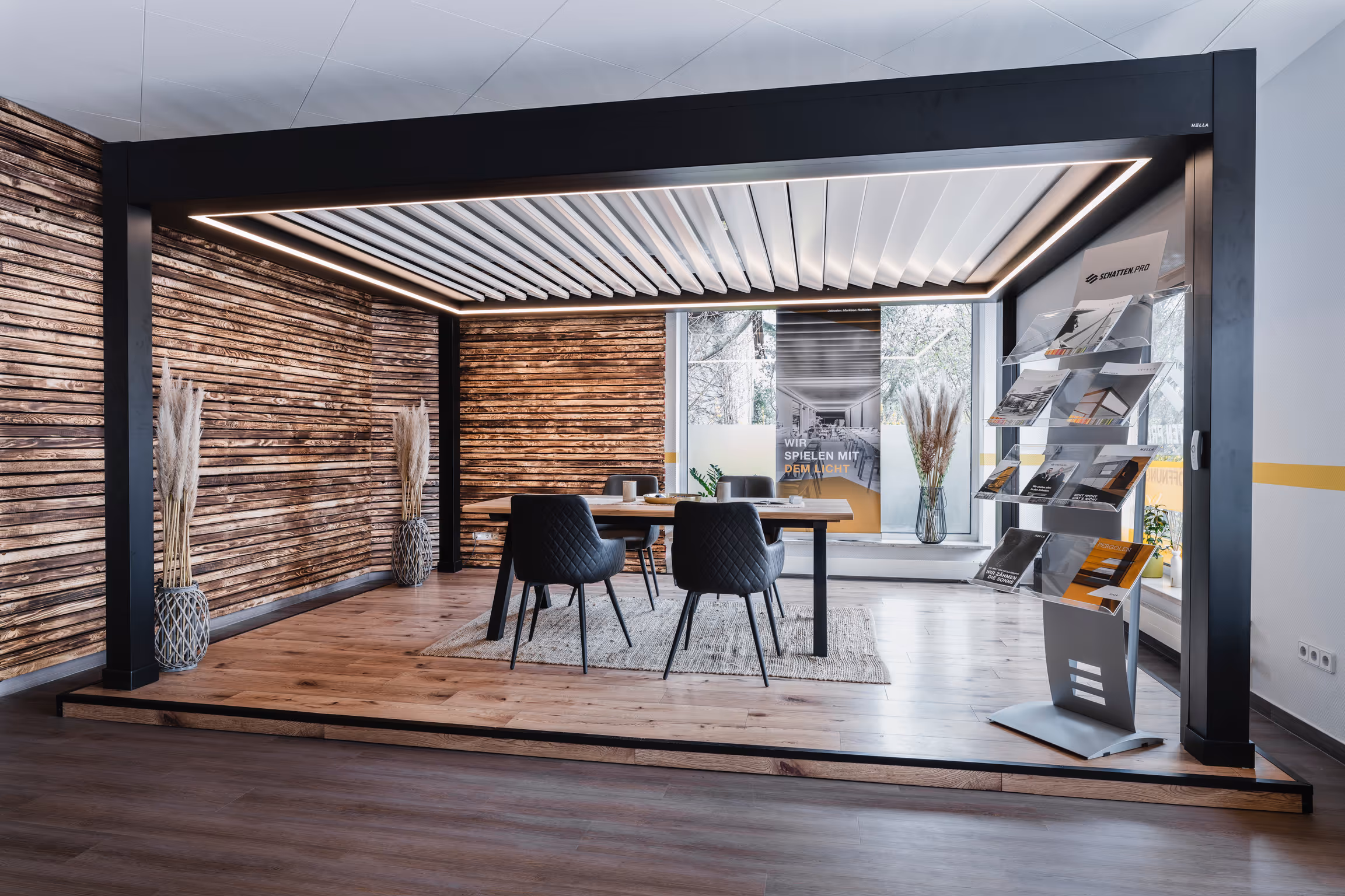 Der Showroom von SCHATTEN.PRO mit einem komplett eingerichteten Ausstellungsmodell einer Lamellen-Pergola.