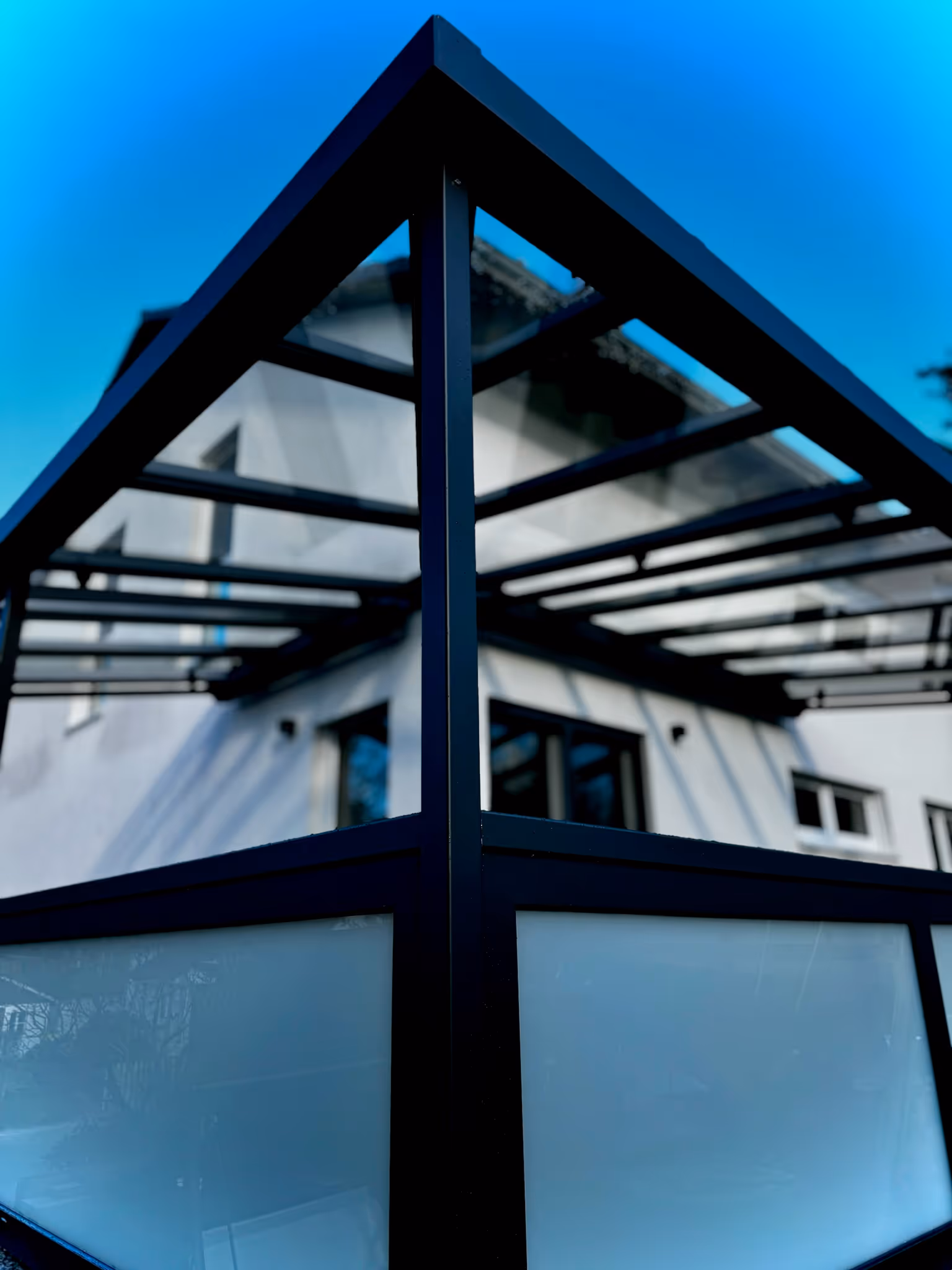 Modernes Design und stabile Konstruktion: Nahaufnahme der Eckverbindung einer Terrassenüberdachung.