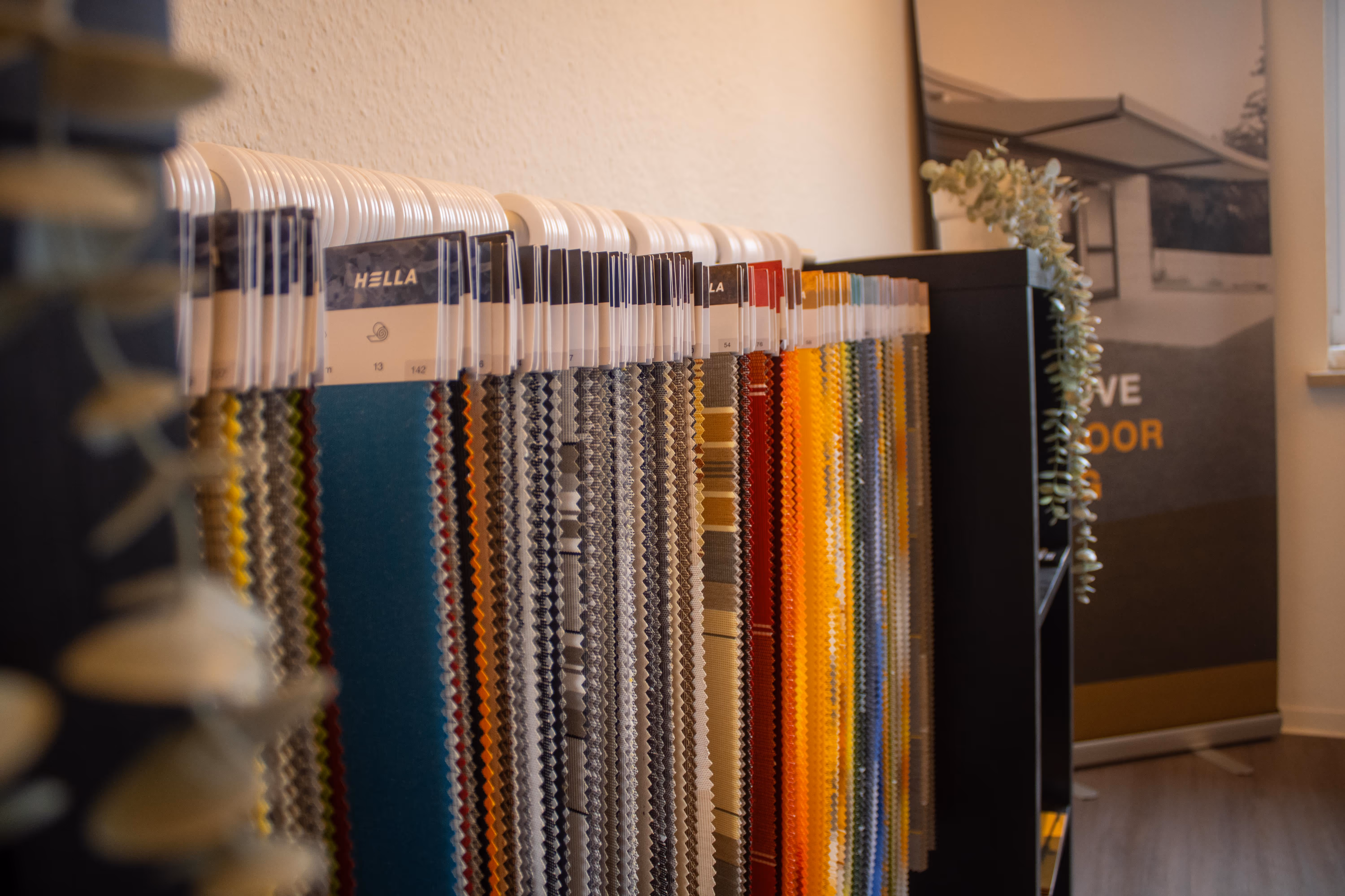 Große Auswahl an hochwertigen Markisenstoffen in verschiedenen Farben und Mustern zur Ansicht im Showroom.
