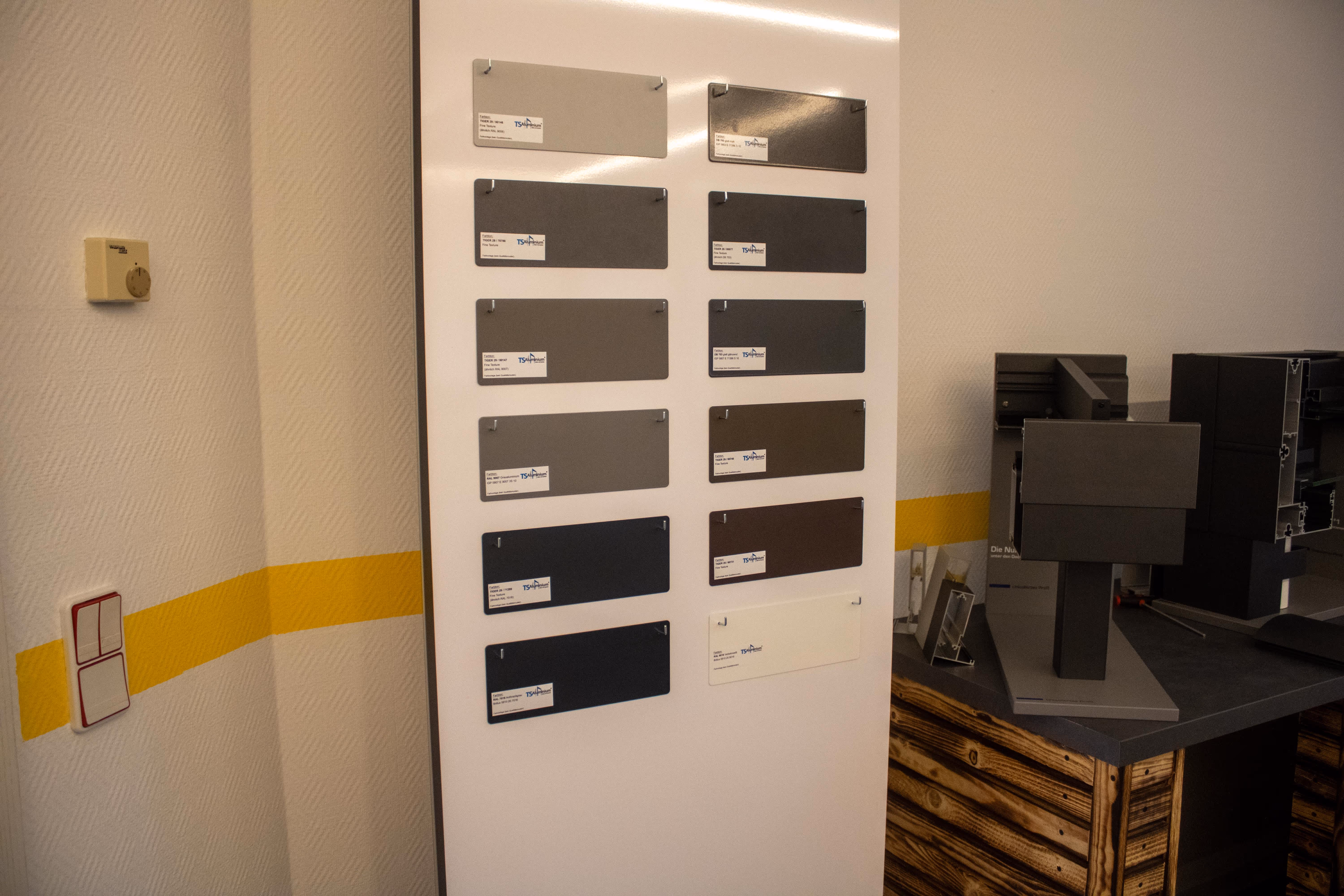 Farbtafel im Showroom zeigt die Auswahl an Pulverbeschichtungen für die Gestellfarbe von Pergolen.