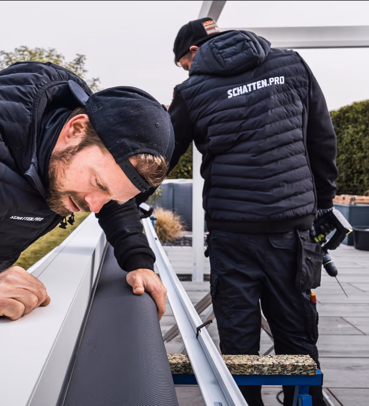 eder Handgriff sitzt: Das Montageteam von SCHATTEN.PRO bei der Installation des Sonnenschutzes.
