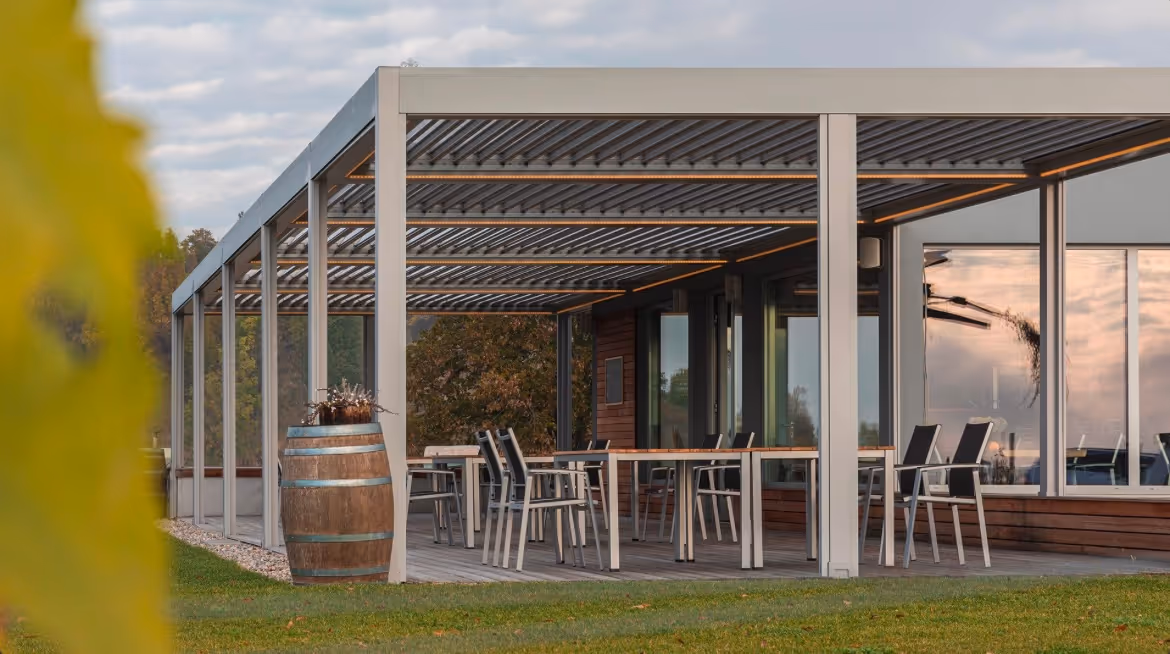 Großflächiges Lamellendach als Terrassenüberdachung für den Gastronomie-Außenbereich eines Weinguts.