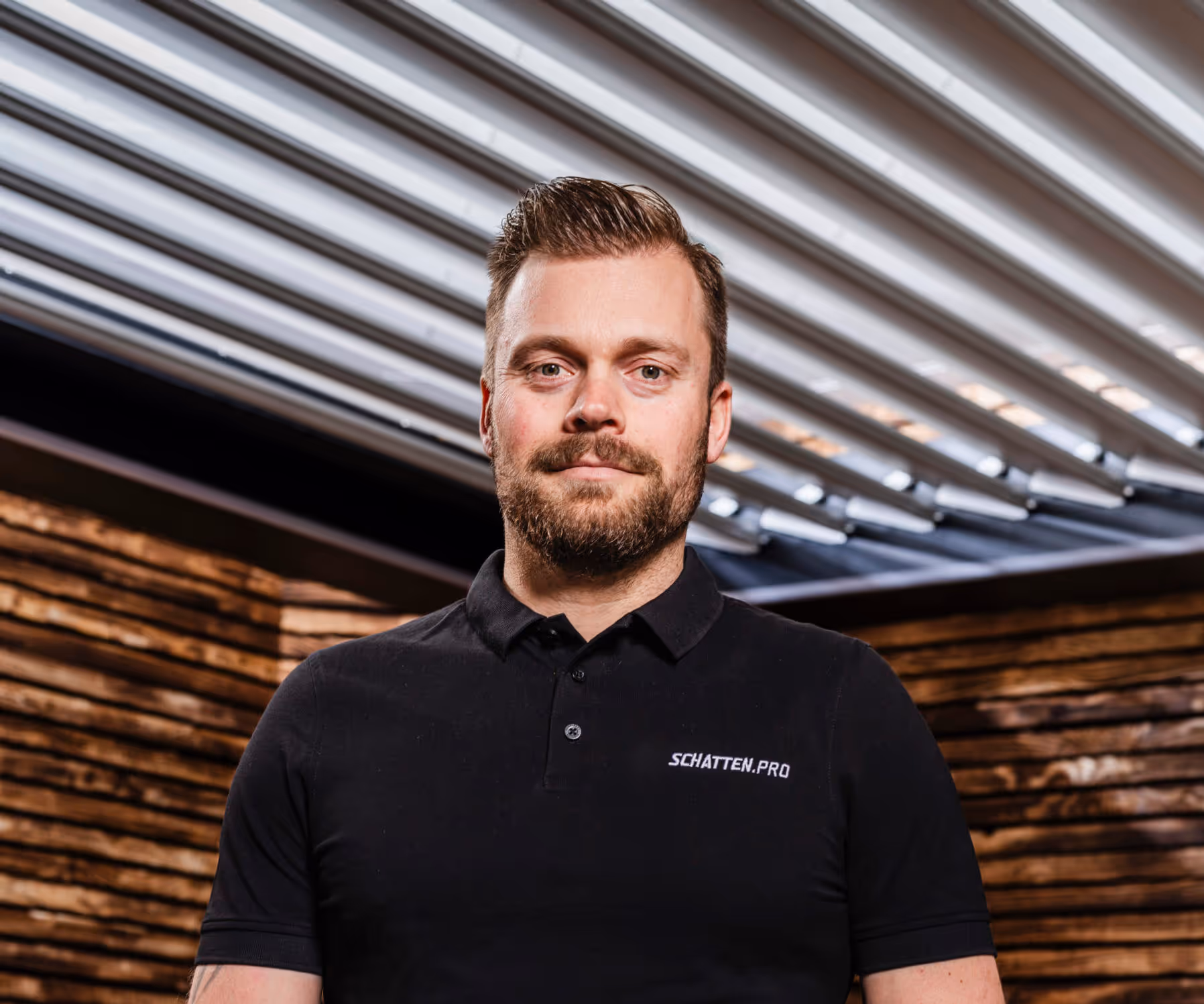 Jeder Handgriff sitzt: Das Montageteam von SCHATTEN.PRO bei der Installation des Sonnenschutzes.