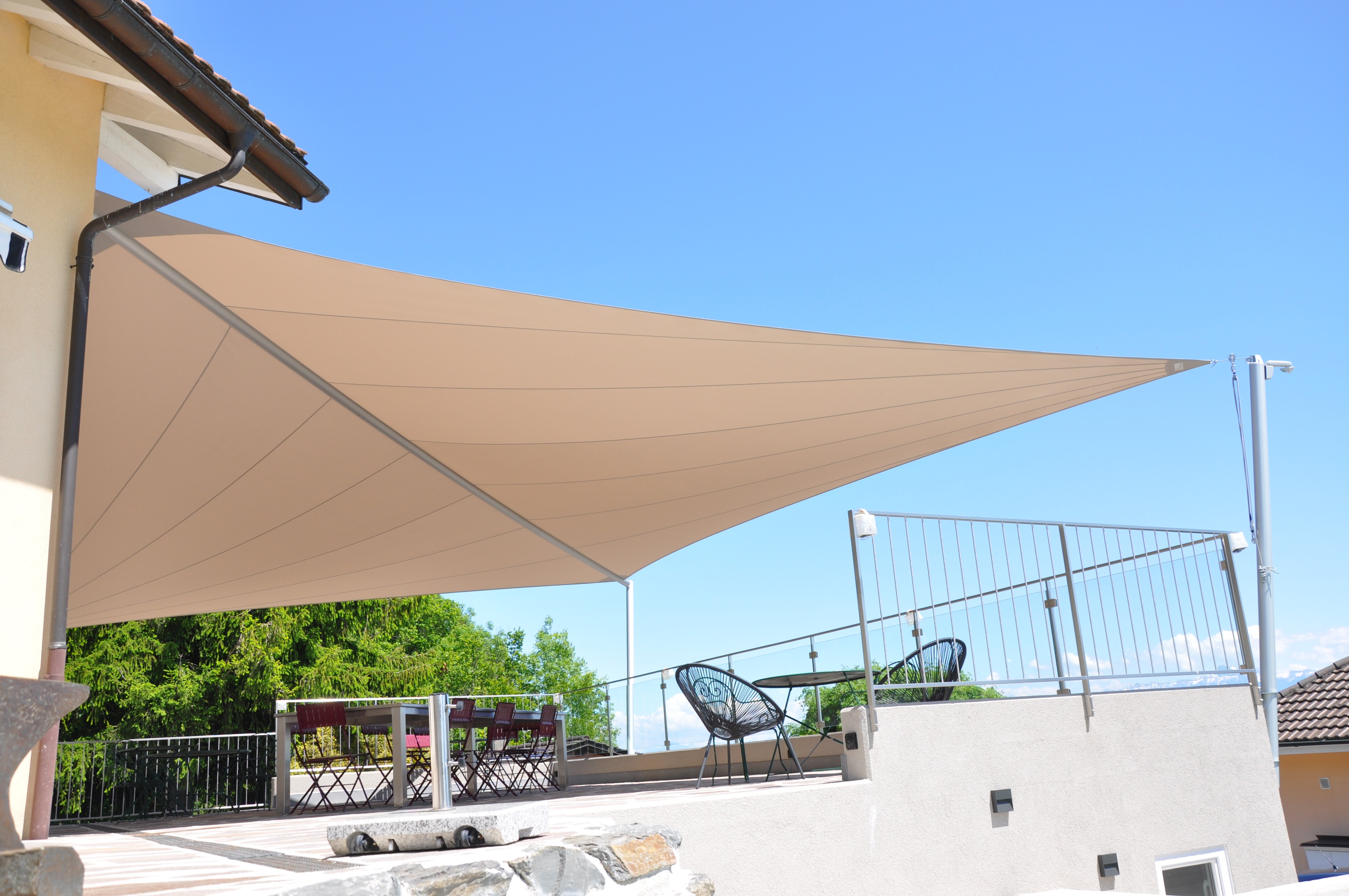 tilvolle Mülltonnen-Einhausung im modernen Design mit Holzlamellen als blickdichter Sichtschutz.