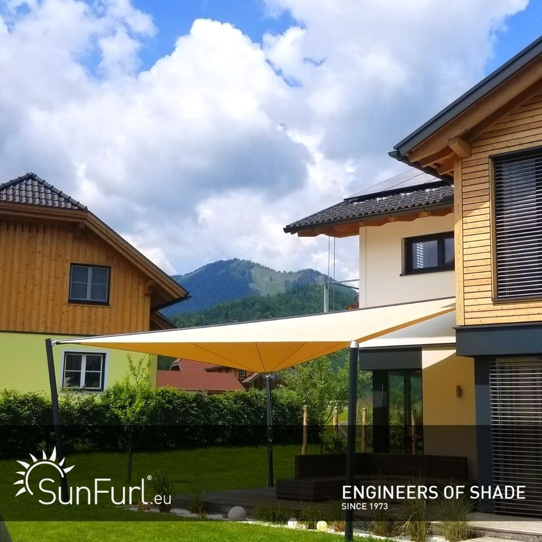 Moderner Carport mit integrierter Wallbox als Ladestation für Elektroautos direkt am Stellplatz.