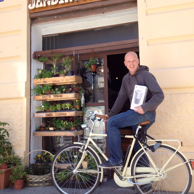 Portret van Andoni op de fiets