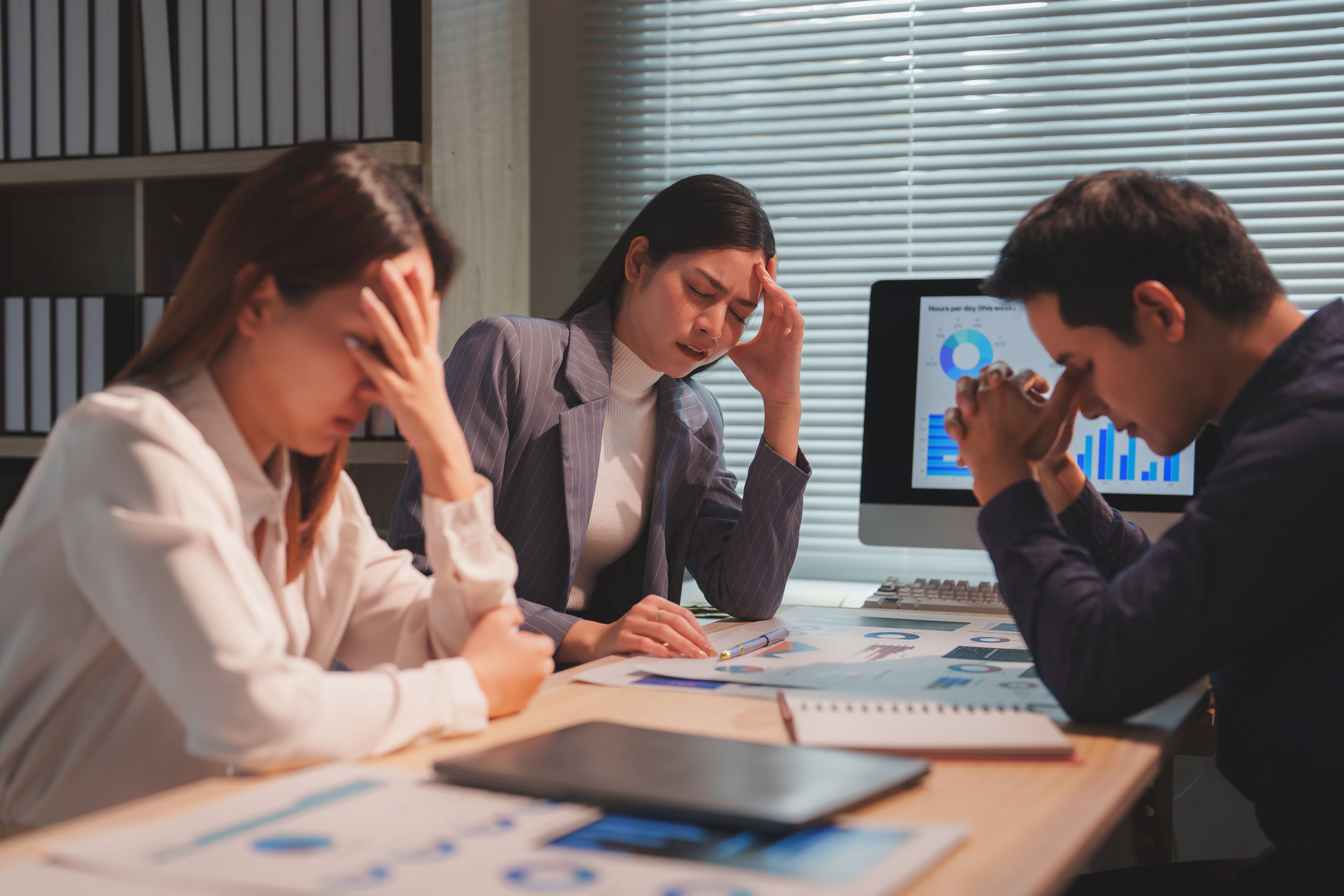 Gestresste Marketing-Manager in einem Meeting als Symbol für fehlendes Remarketing