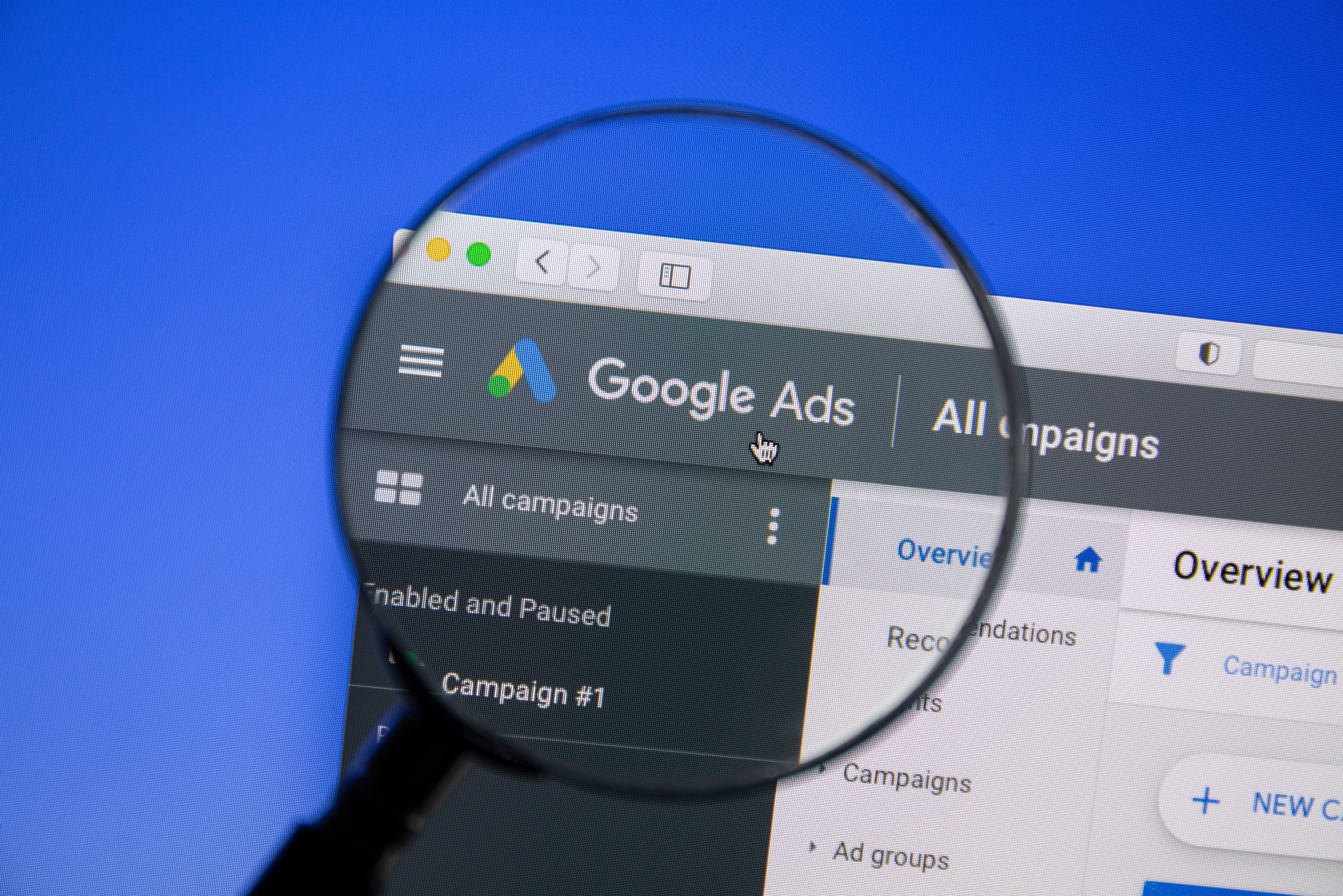 Google Ads Kampagnenübersicht mit Lupe als Symbol für präzises Kampagnenmanagement