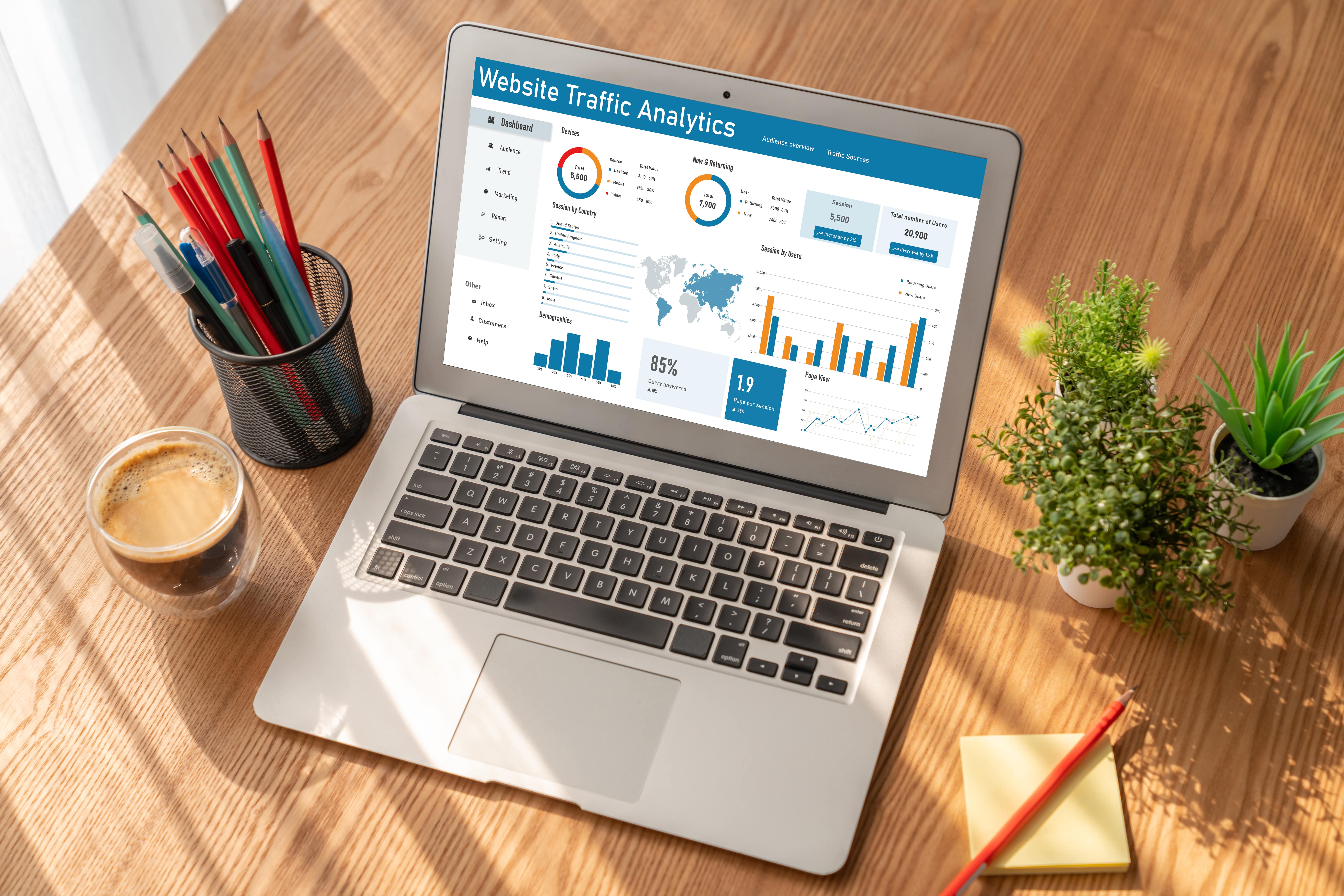 Laptop mit SEO-Analyse-Dashboard und Diagrammen für Website-Audit