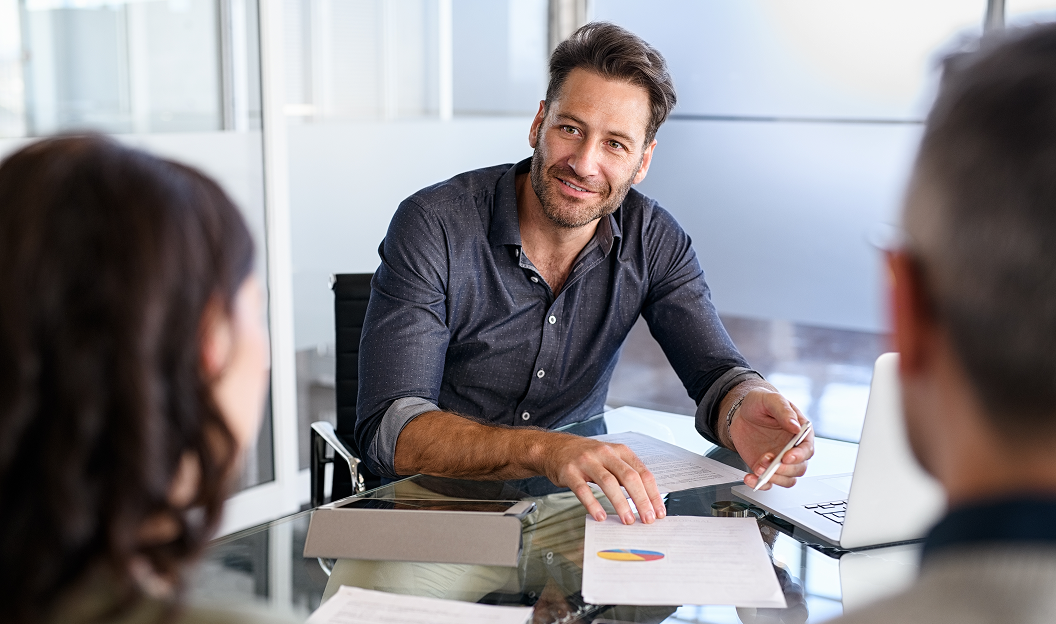 Beratungsgespräch zwischen Marketing-Experte und Kunden zur LLM-Strategieoptimierung