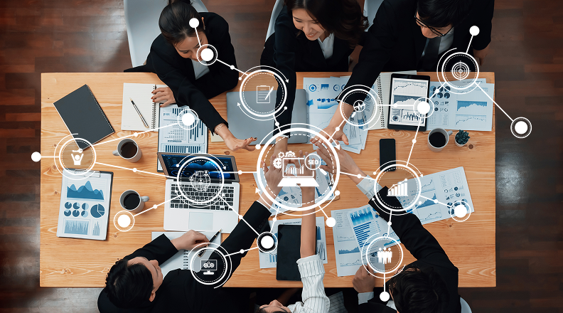 Teammeeting zur SEO- und Content-Strategie mit digitalen Netzwerksymbolen