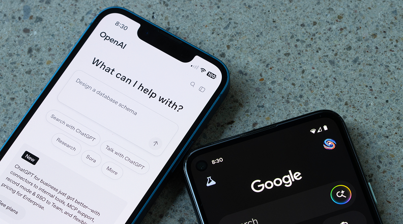 Smartphone mit ChatGPT- und Google-App als Beispiele für LLM-Nutzung