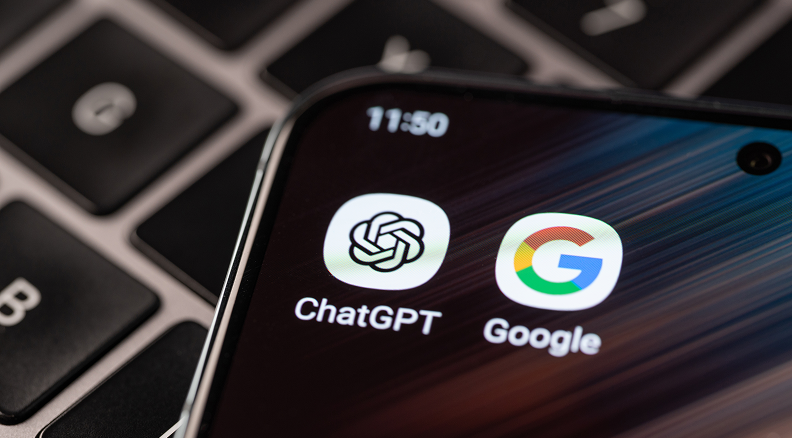 Smartphone-Bildschirm mit den App-Symbolen von ChatGPT und Google nebeneinander, Symbolbild für den Wettbewerb zwischen KI-Suche und klassischer Suchmaschine