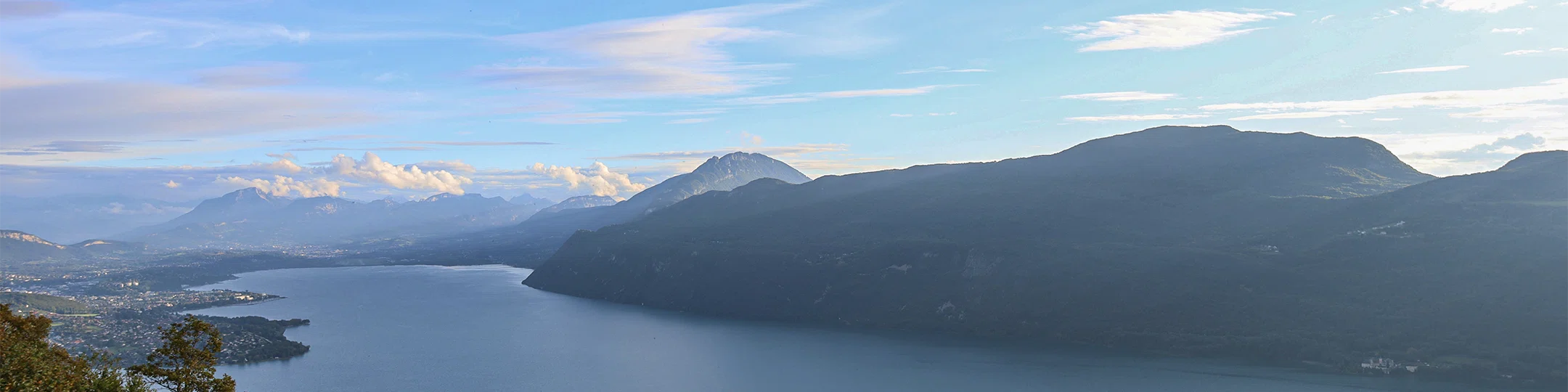 Vue aerienne du Bourget et de la ville d'Aix les bains en Savoie
