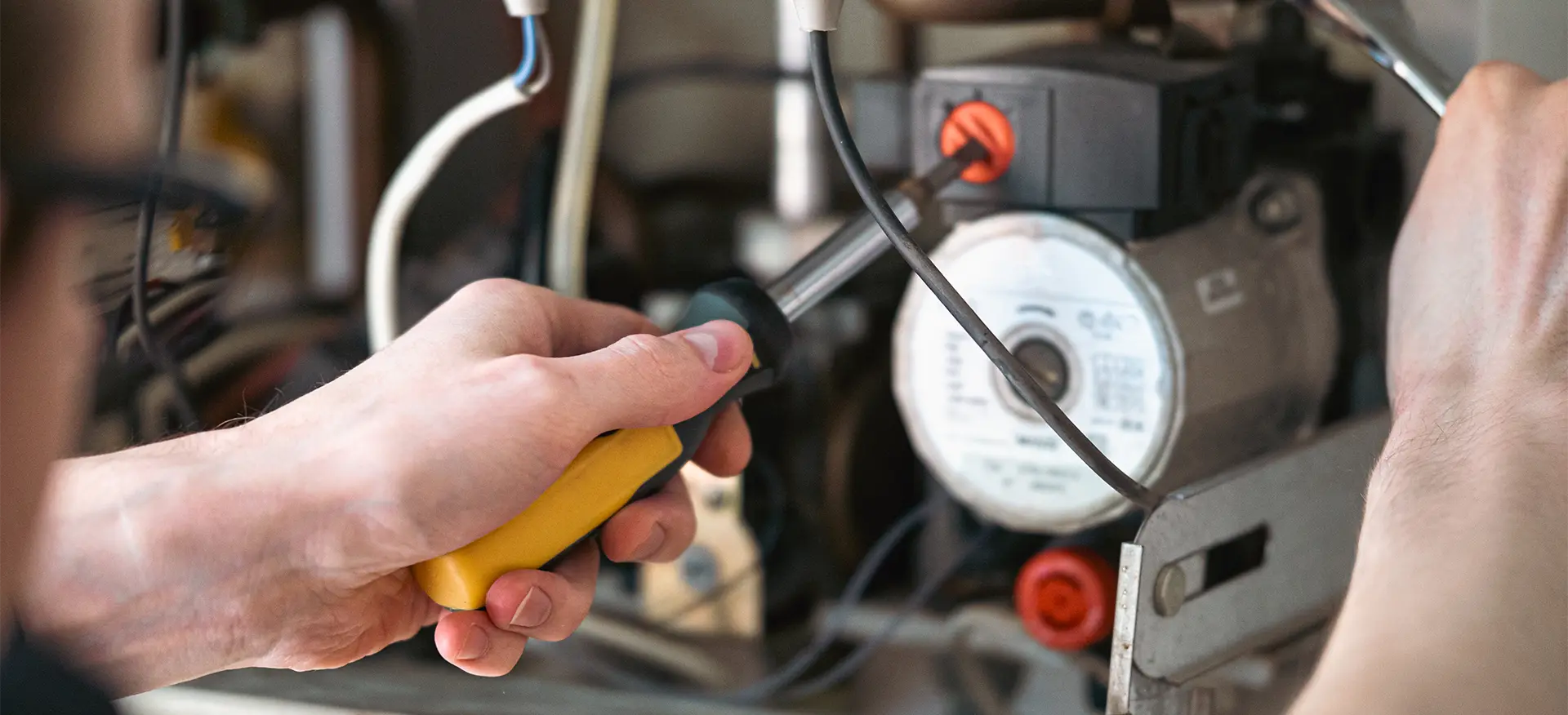 Technicien entretenant une chaudière Fioul