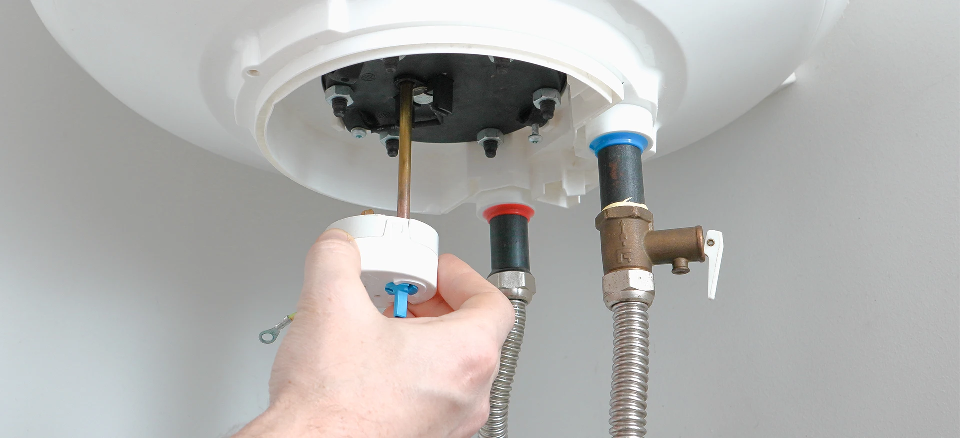 Technicien qui dépanne un chauffe eau