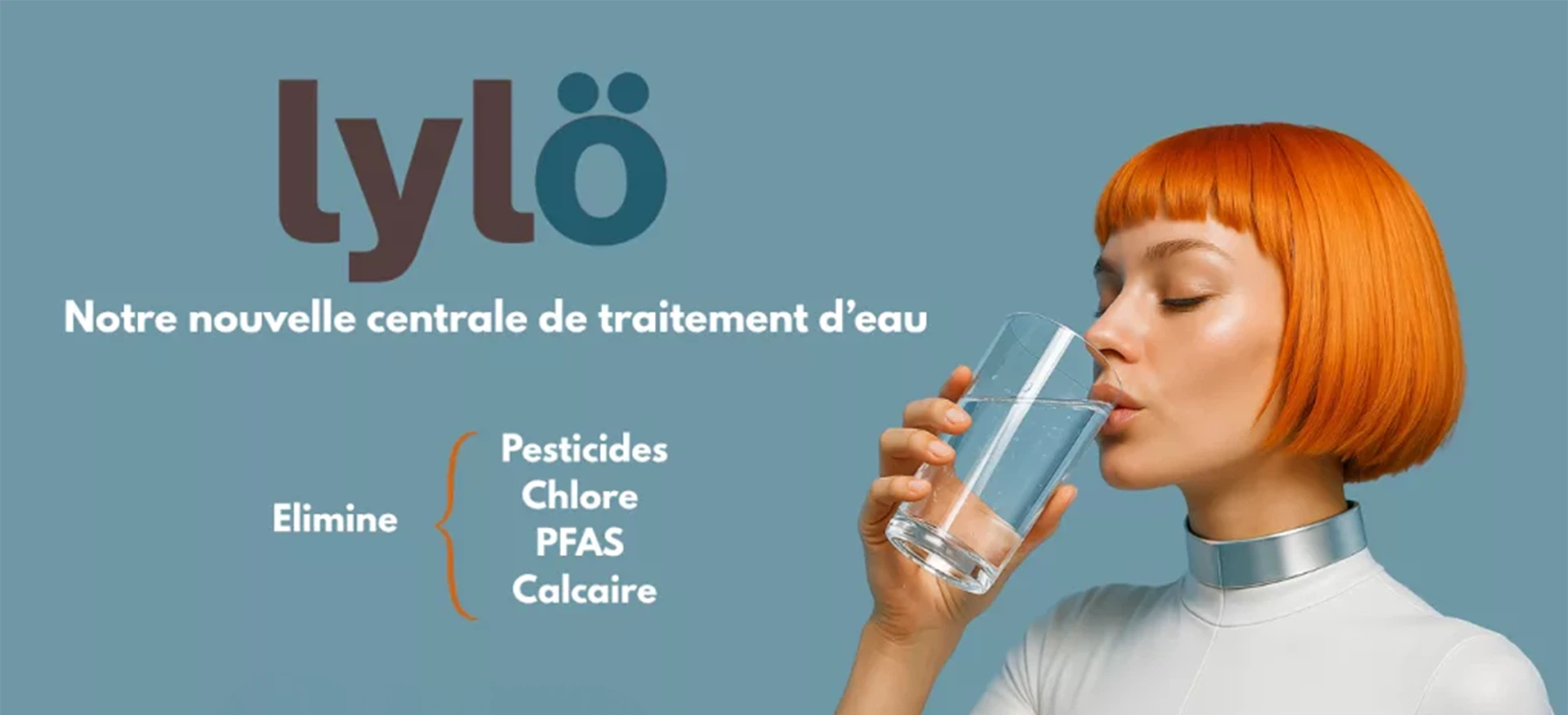 Personne qui boit un verre d'eau traitée avec la station de traitement d'eau Lylo