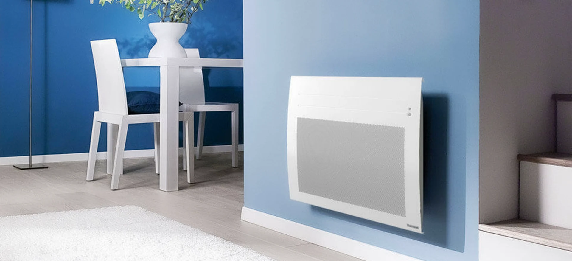 vue d'un radiateur mural de la marque Thermor à l'intérieur du salon d"une maison