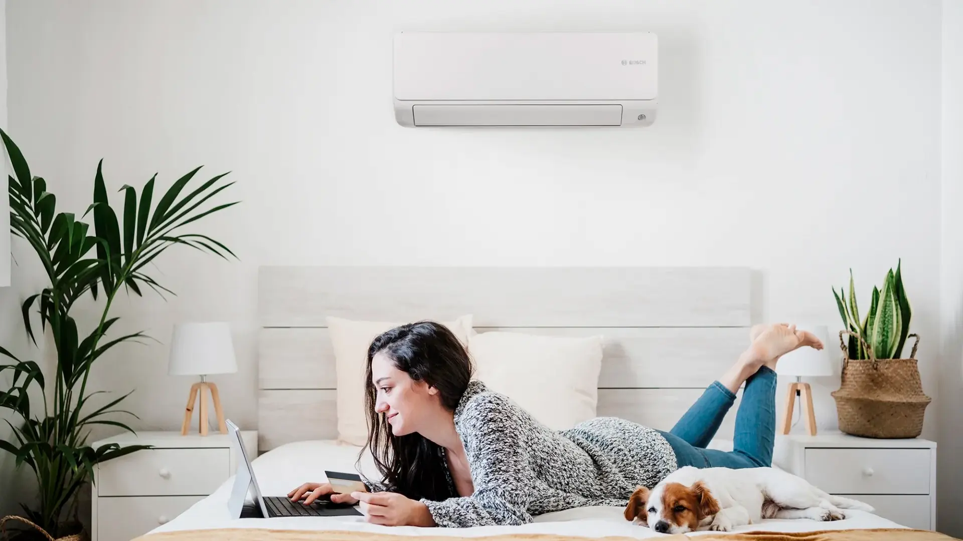femme dans une chambre qui est au frais grâce à sa climatisation