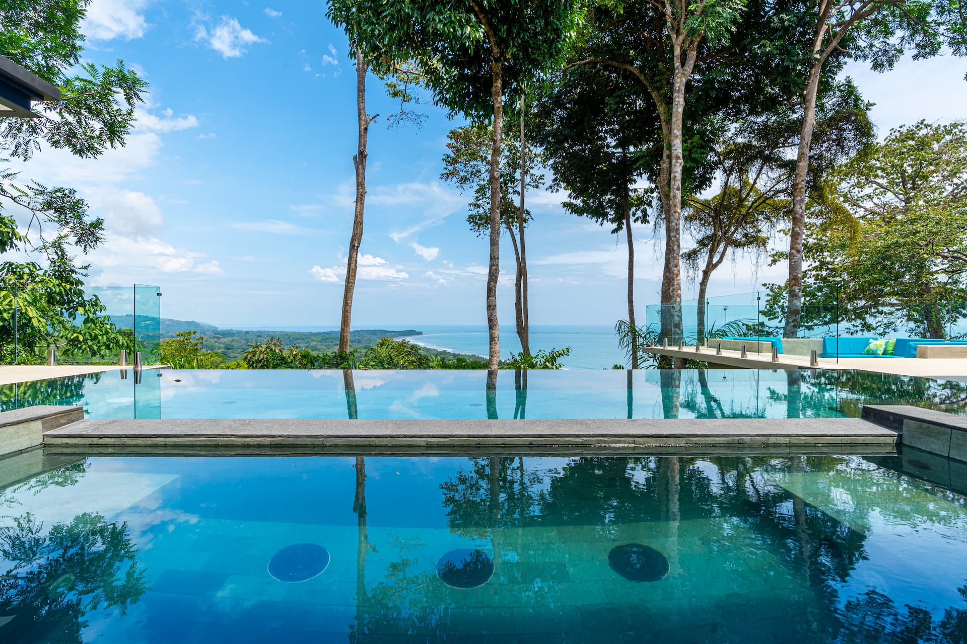 Casa Vista's swimming pool with ocean view
