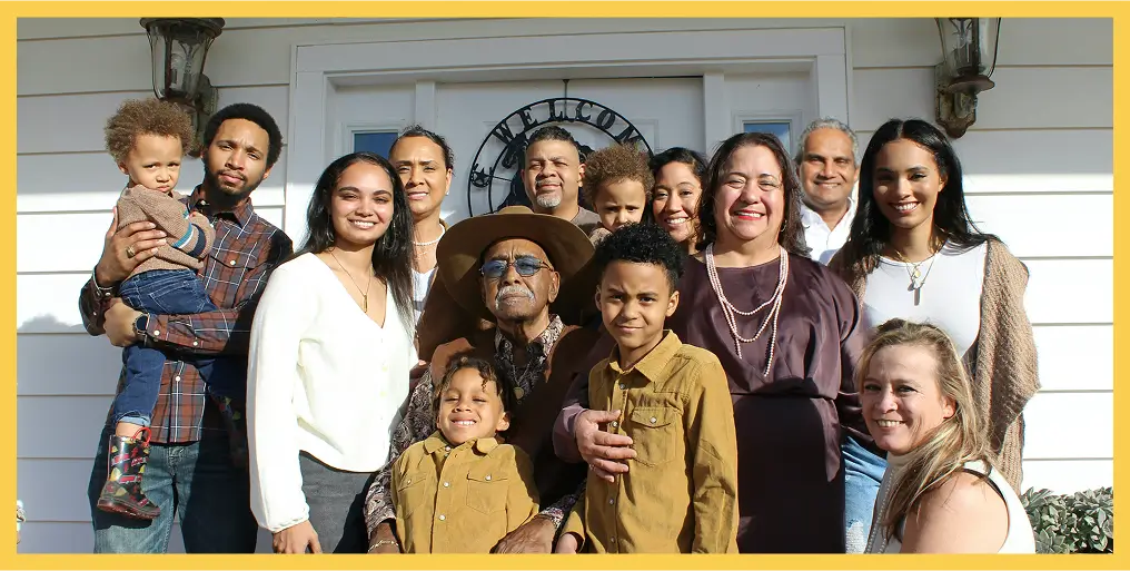 Poza de familie incadrare intr-o rama galbena