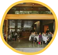 Poza de la distanta cu un restaurant  incadrat intr-un cerc cu rama galbena