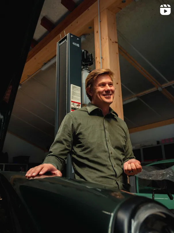 Martin Anders of Prinzip R standing in front of a project closeup